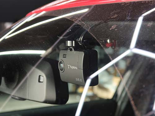 フロントカメラ本体は助手席側フロントウインドウ上部