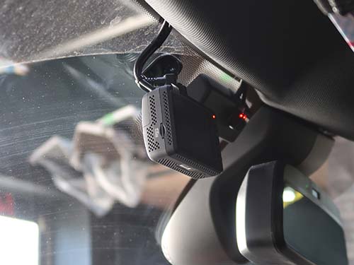 フロントカメラ本体は助手席側フロントウインドウ上部