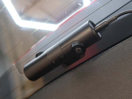 リアカメラおよび室内カメラはリアウインドウへ設置