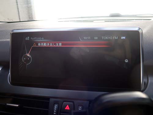 BMW 2シリーズグランツアラー F46 218d 車両動き出し注意 警告