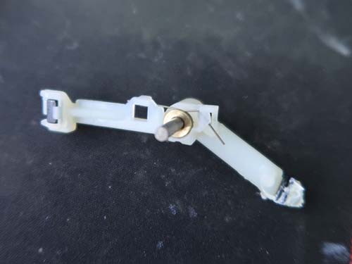 折れ曲がった金属バネのみを交換する修理