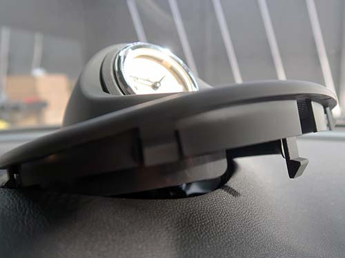 専用設計のセンターメーターホルダーを使用