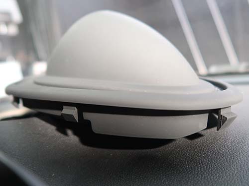 純正部品のように爪で確実に固定できる構造