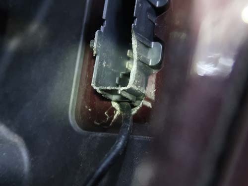 車両側へ配線を通すためにボディを削って加工