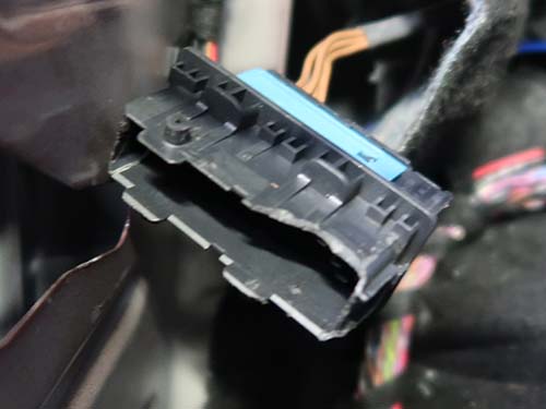 車両側へ配線を通すためにボディを削って加工