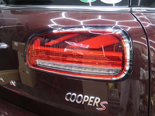 独自製作のレトロフィットハーネスを使用