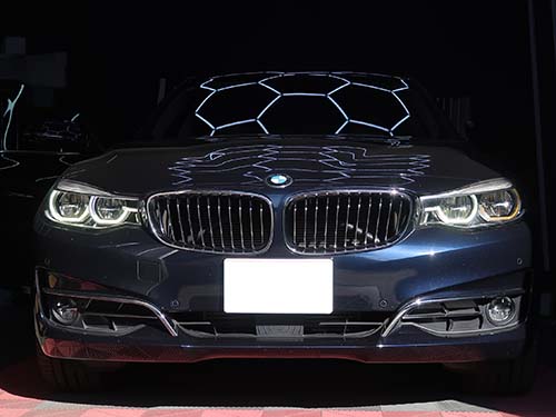 助手席側ヘッドライトの外側デイライトが茶色く変色し、発光が暗くなっている状態