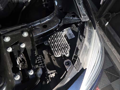 デイライト用LEDモジュールがヘッドライト上部に配置