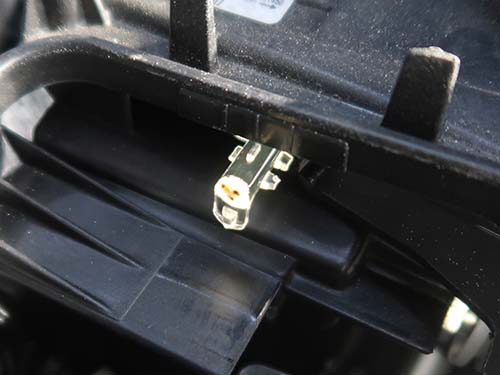 チップLED形状に沿ってアクリルが茶色く焼損