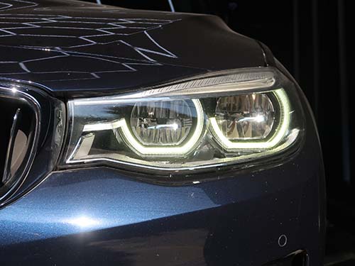 車のヘッドライトのクローズアップ