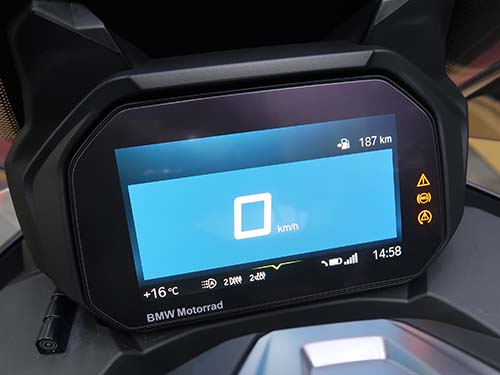 標準状態ではデジタルスピード表示を中心とした非常にシンプルなメーターデザイン