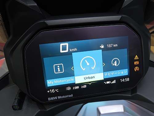 標準状態ではデジタルスピード表示を中心とした非常にシンプルなメーターデザイン