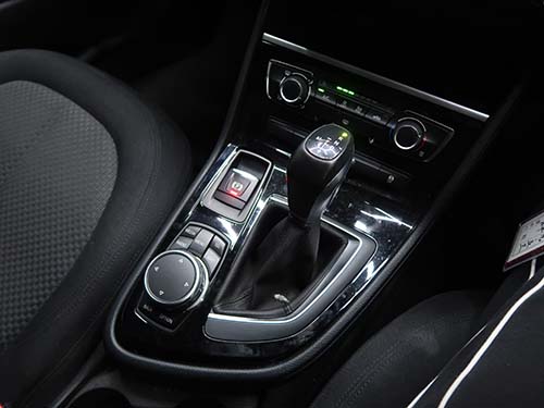 センターコンソールを取り外し変形が見られたため新品バネへ交換