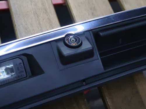 バックカメラ対応の純正トランクリッドグリップへ交換し純正リアビューカメラを組み込み