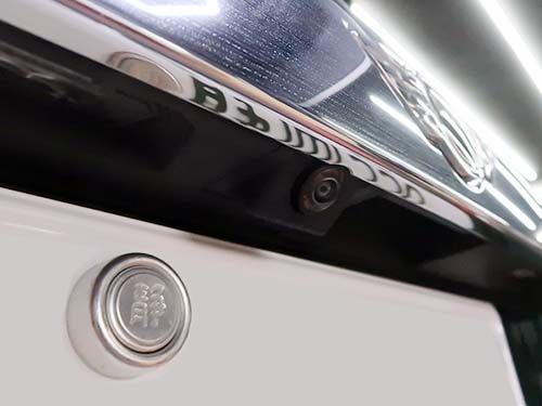 純正機能のバックカメラおよびリアPDCを後付装着