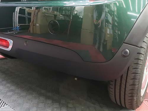 リアバンパー下部に装着されているラバーベルトを、PDC対応の純正パーツへ交換