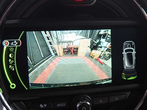 リバースギアで自動的にバックカメラ画面へ切り替え