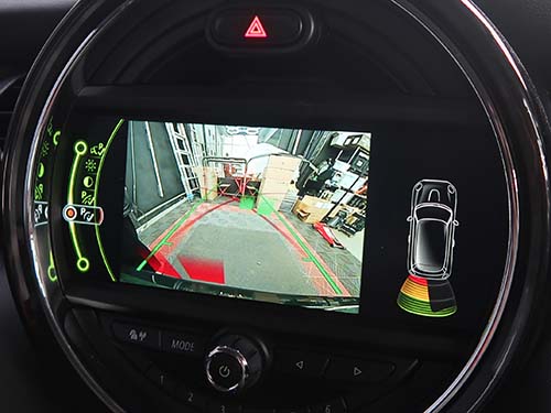 純正機能のバックカメラおよびリアPDCを後付装着