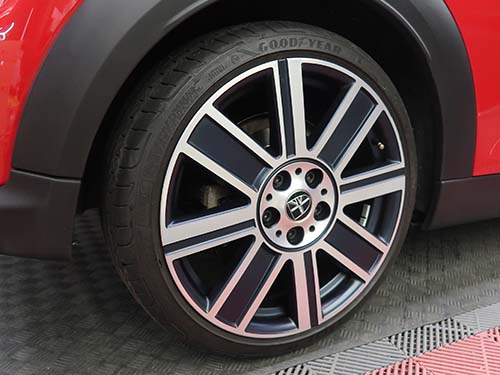 アルミホイールの洗浄も行なっています