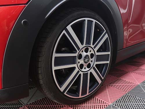 アルミホイールの洗浄も行なっています