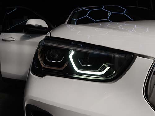 運転席側ヘッドライトのデイライトが暗く、均一に発光していない