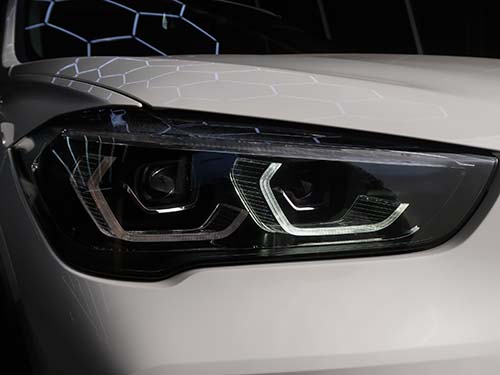 運転席側ヘッドライトのデイライトが暗く、均一に発光していない