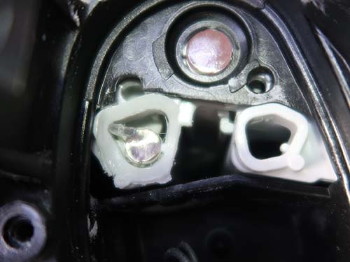 溶解して茶色く変色したアクリル部分のみを丁寧に削り落とすリペア修理