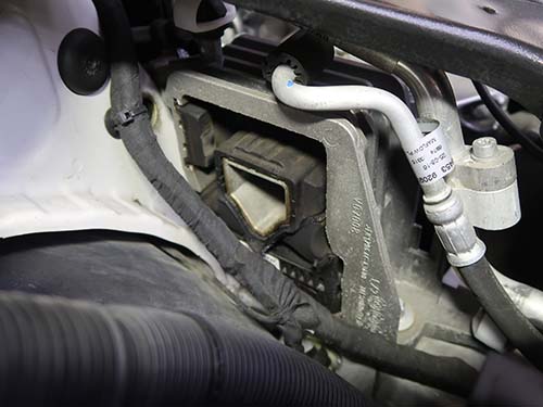 BMW F45 エンジン振動の正体|エンジンマウントのゴム部分が大きく潰れと亀裂(割れ)が発生