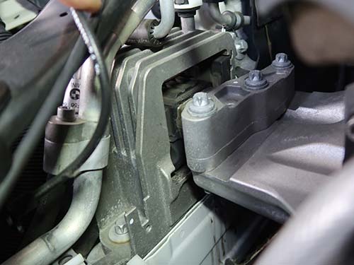 BMW F45 エンジン振動の正体|エンジンマウントのゴム部分が大きく潰れと亀裂(割れ)が発生