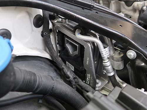 純正新品のエンジンマウントとペンドラムサポートを同時交換