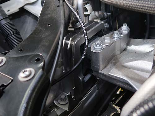 純正新品のエンジンマウントとペンドラムサポートを同時交換