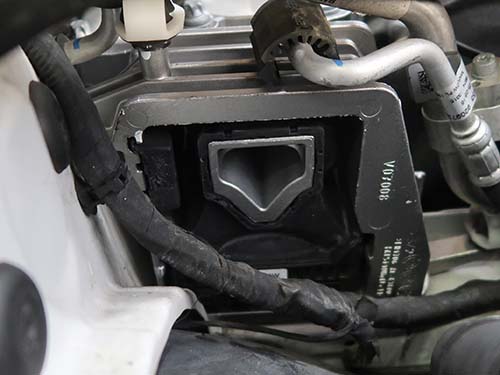 エンジンマウント&ペンドラムサポートを純正新品パーツでの交換により快適性が大きく改善