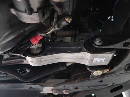 純正新品のエンジンマウントとペンドラムサポートを同時交換