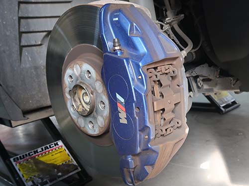 ブレーキ周りおよびエンジンルームのドライアイス洗浄