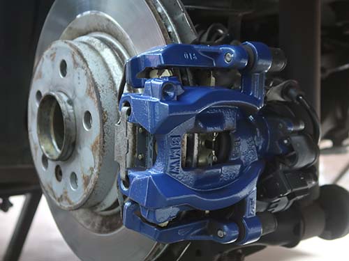 ブレーキ周りおよびエンジンルームのドライアイス洗浄