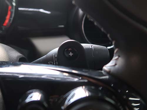 右側パドル：シフトアップ（＋）