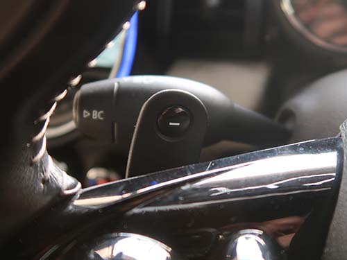 左側パドル：シフトダウン（−）