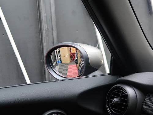 後退時の助手席ドアミラー下降角度変更（浅め）