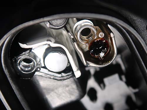 デイライトの導光用アクリルがLEDの発熱で焼損し、光を遮っていることが原因