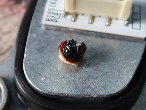 軽く触れただけでも破断するほどのダメージ