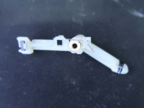 金属バネが金属疲労により折れ曲がってい