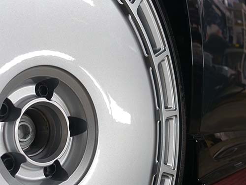 ラグジュアリーSUVを目指した足元づくり