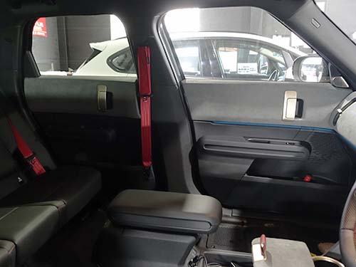 フロントシートの張り替えも進行