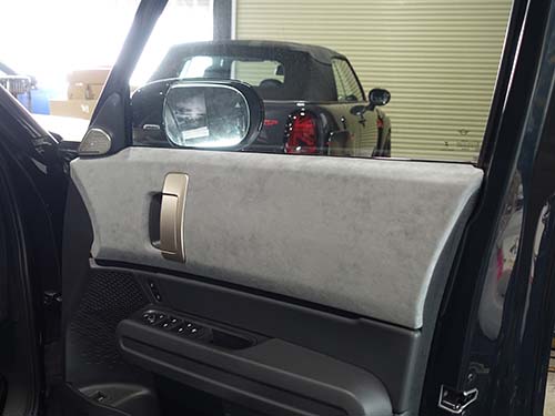 純正ニット生地を、アルカンターラ製の高級人工皮革へ張り替え