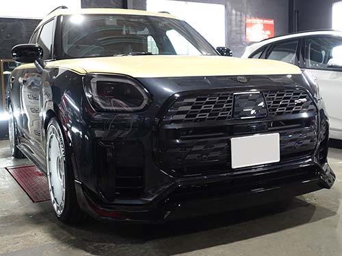 スポーティさを抑え、ラグジュアリーSUVへと方向転換する という明確なコンセプトを設定