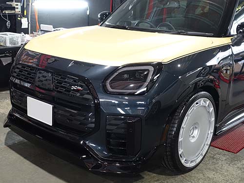 高級SUVで多く見られるツートンカラー仕様