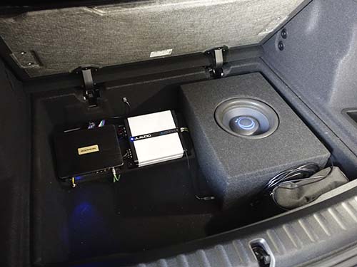 追加したウーファー、アンプ内蔵プロセッサー、パワーアンプは、ラゲッジルームへスマートに組み込み