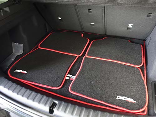 カラー選択＆オリジナル刺繍対応のカスタムオーダー方式フロアマット