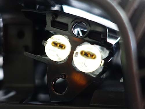 アクリルが焼けてしまうと、LEDが正常でも光が遮られ、暗く・黄色く見えてしまう