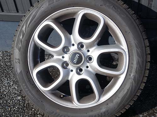 ホイール脱着のタイミングで、アルミホイール裏側まで洗浄